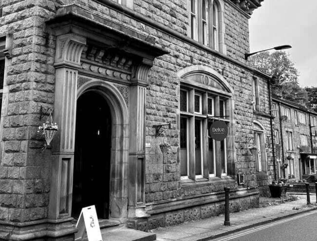 Exceptional café-bar for sale in Delph village Oldham with great growth potential — photo 1
